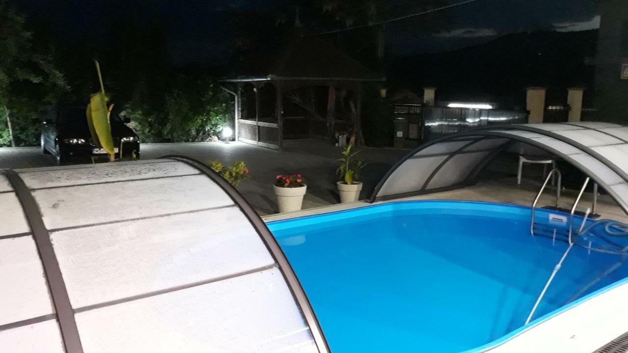 Отель Vila Eszter Совата Экстерьер фото